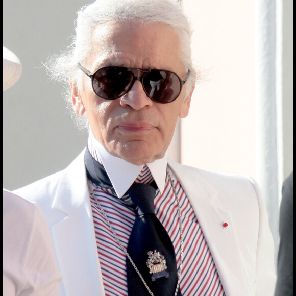 Avant de s'endormir, "Karl lance à l'infirmière : 'C'est quand même con d'avoir trois Rolls et de finir dans une chambre pourrie comme ça'", apprend-on.
Karl Lagerfeld à Saint-Tropez