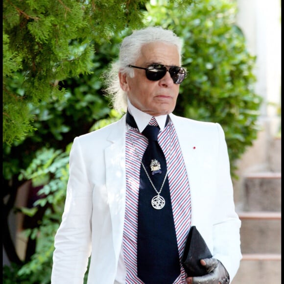 Une remarque qui amusera bien sûr Sébastien Jondeau puisque Karl Lagerfeld se trouve alors à l'hôpital américain, établissement hospitalier le plus luxueux de Paris. 
Karl Lagerfeld