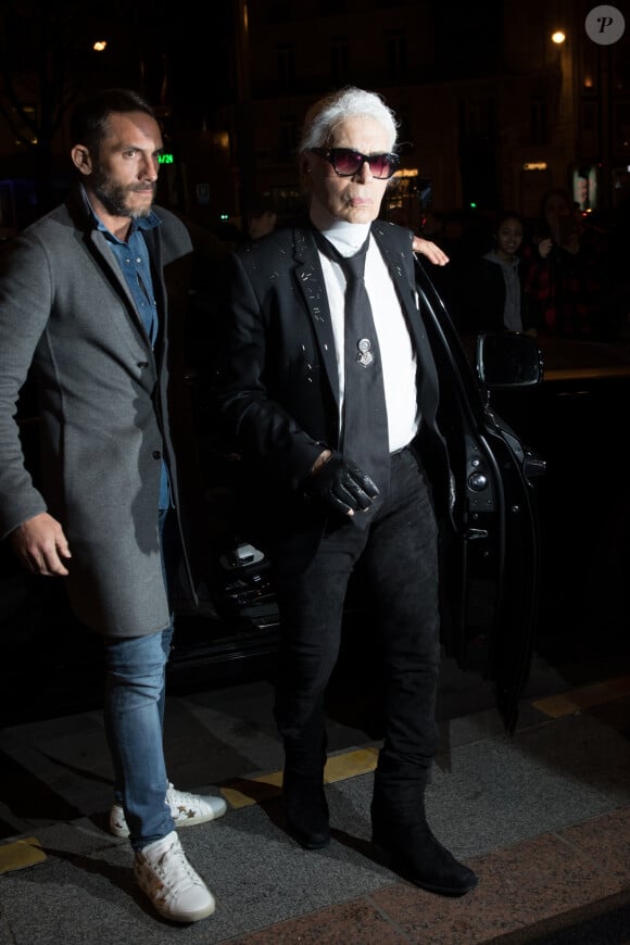 Karl Lagerfeld et son assistant Sébastien Jondeau arrivant à la soirée de Carine Roitfeld à l'hôtel Four Seasons George V à Paris, le 4 mars 2017.