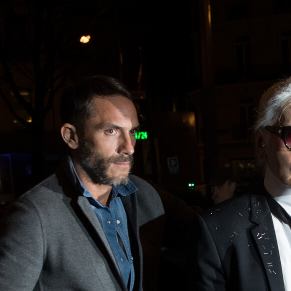 Karl Lagerfeld et son assistant Sébastien Jondeau arrivant à la soirée de Carine Roitfeld à l'hôtel Four Seasons George V à Paris, le 4 mars 2017.