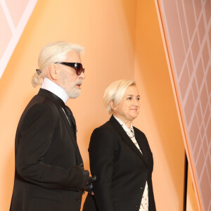 Karl Lagerfeld était attendu au défilé Fendi, en février à Milan. Quelques jours plus tard, il y a le très attendu show Chanel, à Paris. Mais le créateur lui fait des allers-retours entre son appartement et le centre de radiothérapie.
Karl Lagerfeld et Silvia Venturini - Défilé de mode Fendi lors de la Fashion Week Automne/hiver 2018/19 de Milan, Italie, le 22 février 2018.