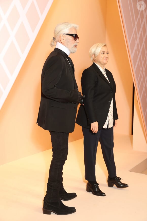 Karl Lagerfeld était attendu au défilé Fendi, en février à Milan. Quelques jours plus tard, il y a le très attendu show Chanel, à Paris. Mais le créateur lui fait des allers-retours entre son appartement et le centre de radiothérapie.
Karl Lagerfeld et Silvia Venturini - Défilé de mode Fendi lors de la Fashion Week Automne/hiver 2018/19 de Milan, Italie, le 22 février 2018.