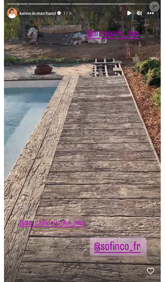 De belles images de sa terrasse, avec la jolie piscine et une partie du sol fait avec un matériau spécial ressemblant fortement au bois, mais sans les inconvénients.
Karine Le Marchand dévoile de nouvelles images de sa superbe maison dans le Sud.