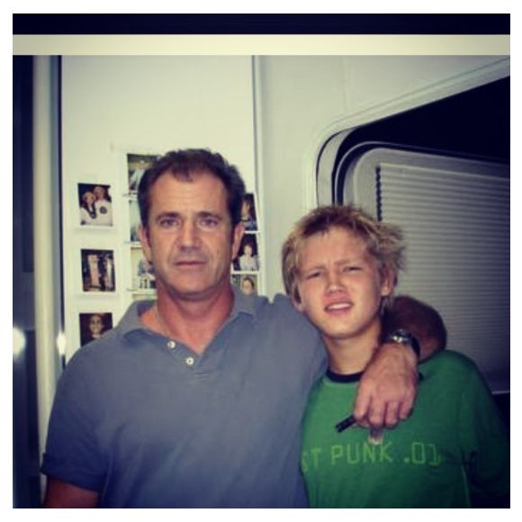 Contacté par TMZ, son père a rappelé qu'Evan avait séjourné dans un centre de désintoxication à cause de son addiction à la drogue mais qu'il allait mieux.
Evan Ellingson et Mel Gibson sur Instagram.
