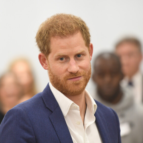 Entre les voyages en jets qu'il a l'habitude de pointer du doigt et son refus d'assister à l'anniversaire de son père, Harry n'a pas choisi de se faire des amis...
Le prince Harry rencontre les étudiants à l'Académie de Nottingham lors de sa visite à l'occasion de la Journée mondiale de la santé mentale, le 10 octobre 2019. 