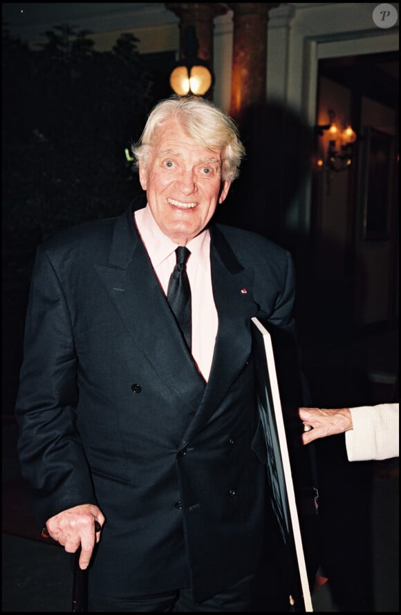 Archives - Jean Marais assiste à l'hommage rendu par la banque Hervet à Jean Cocteau à Paris en 1996