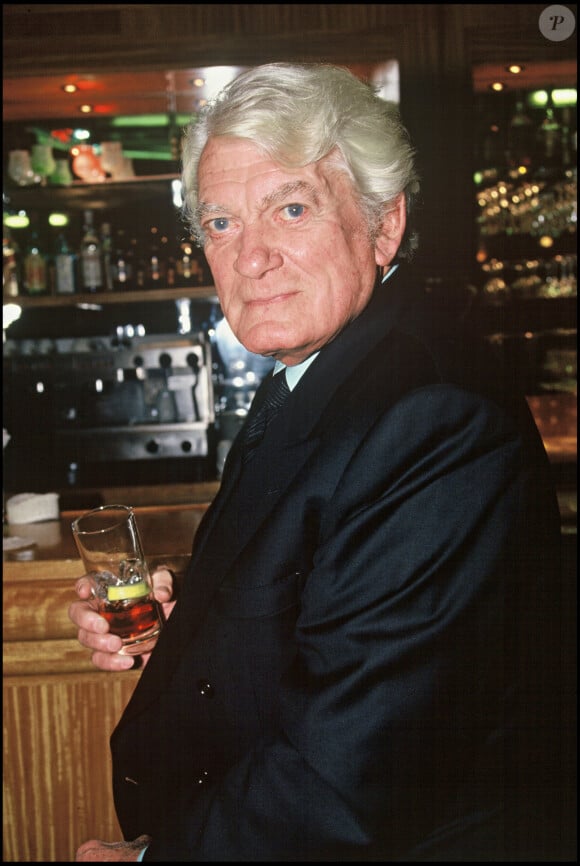 Jean Marais est mort en 1998
Archives - Jean Marais au restaurant La Coupole à Paris 