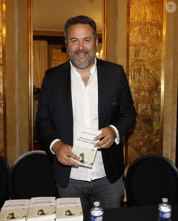 Exclusif - Bruce Toussaint - Librairie Ephémère du Fouquet's à l'occasion de la remise du Prix du Livre de l'Art de Vivre Parisien et du Trophée du Fouquet's à Paris le 12 juin 2023. © Marc Ausset-Lacroix/Bestimage