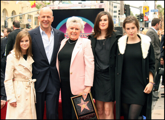 Buce Willis et ses filles Tallulah, Rumer et Scout, ainsi que sa maman Marlene - Bruce Willis reçoit son étoile sur le Hollywood Walk of fame à Los Angeles le 16 octobre 2006