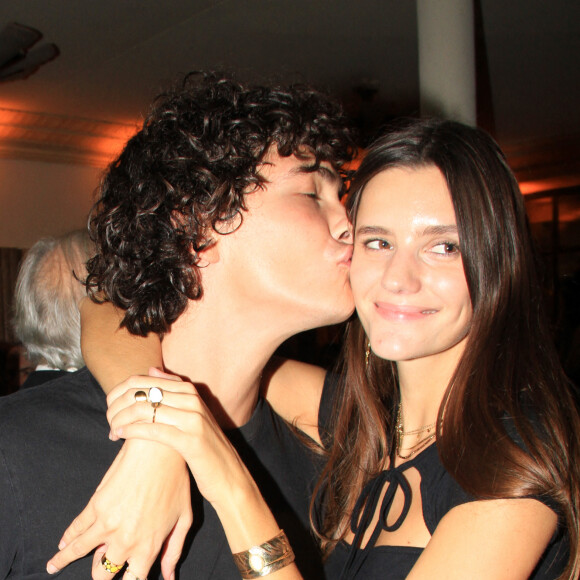 Le couple a séduit les photographes présents.
Chloë, la fille de Frédéric Beigbeder et son compagnon lors de la remise du prix de Flore 2023 au Café de Flore à Paris le 8 novembre 2023. © Philippe Baldini / Bestimage