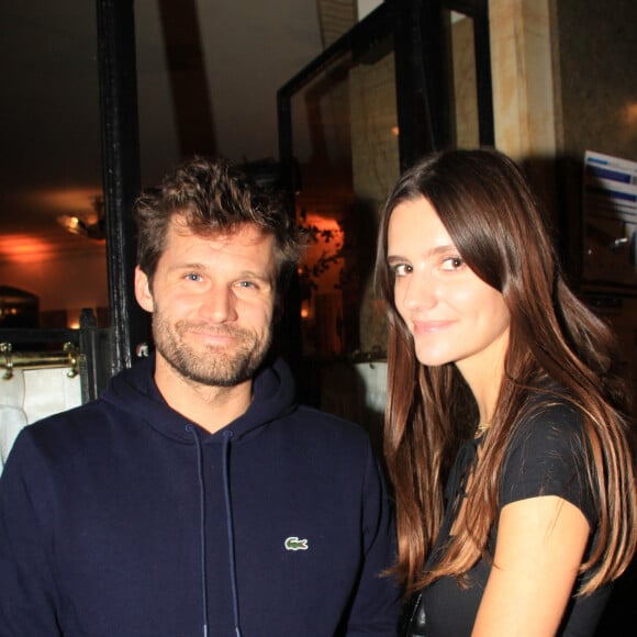 Alexis Michalik et Chloë, la fille de Frédéric Beigbeder lors de la remise du prix de Flore 2023 au Café de Flore à Paris le 8 novembre 2023. © Philippe Baldini / Bestimage