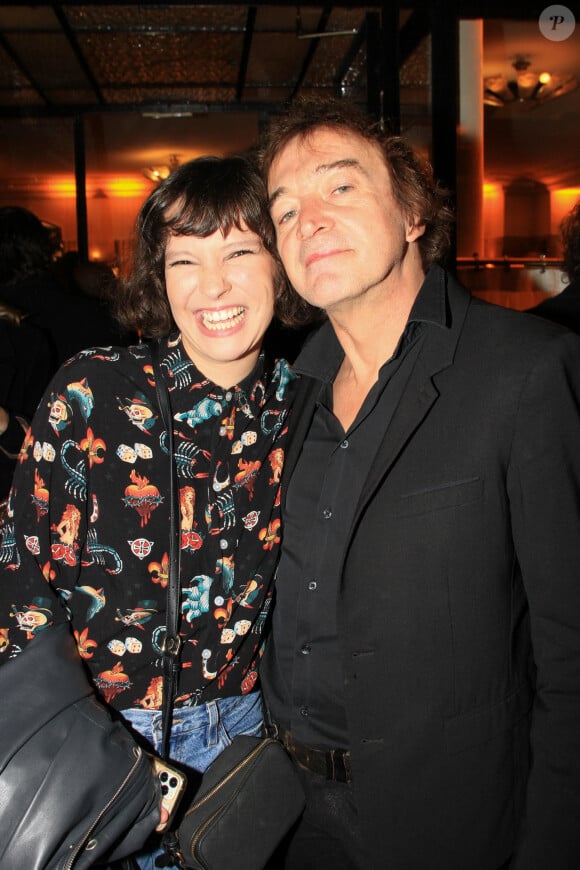 Anne Sila et Cali lors de la remise du prix de Flore 2023 au Café de Flore à Paris le 8 novembre 2023. © Philippe Baldini / Bestimage