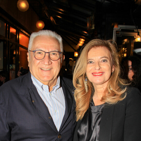 Miroslav Siljegovic, Valérie Trierweiler lors de la remise du prix de Flore 2023 au Café de Flore à Paris le 8 novembre 2023. © Philippe Baldini / Bestimage