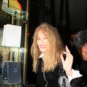 Arielle Dombasle lors de la remise du prix de Flore 2023 au Café de Flore à Paris le 8 novembre 2023. © Philippe Baldini / Bestimage