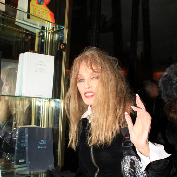 Arielle Dombasle lors de la remise du prix de Flore 2023 au Café de Flore à Paris le 8 novembre 2023. © Philippe Baldini / Bestimage