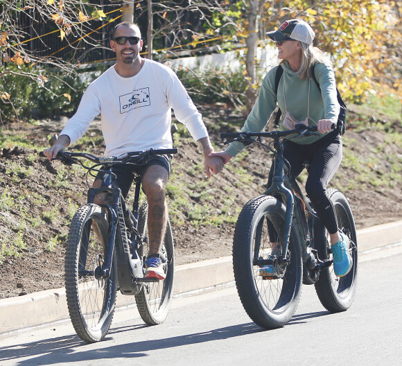 Robin Wright et son mari Clément Giraudet font une promenade en vélos électriques Specialized Turbo E-Bikes dans leur quartier résidentiel à Brentwood, Los Angeles, le 28 novembre 2020. 