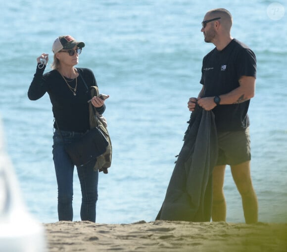 24/9/2022 ( Robin Wright demande le divorce de son mari Clement Giraudet) - Exclusif - Robin Wright et son mari Clement Giraudet s'installent et passent un moment en amoureux sur une plage de Los Angeles le 17 octobre 2021.  10/17/2021 EXCLUSIVE: Robin Wright and Clement Giraudet share a PDA filled trip to the beach in Los Angeles. The sighting comes fresh after the news that her ex, Sean Penn separated from his wife of one year. The 55 year old actress and former wife of Penn of 14 years was spotted during a make out session on the beach. 