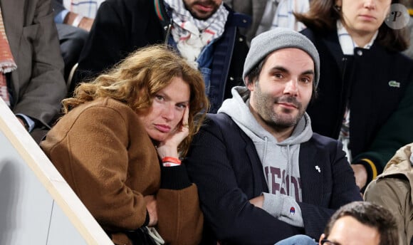 Elle a eu Shalom et Scarlett avec Mark Maggiori avant de divorcer en 2012.
Aurélie Saada dans les tribunes des internationaux de France de Roland Garros à Paris le 31 mai 2022. © Cyril Moreau - Dominique Jacovides/Bestimage