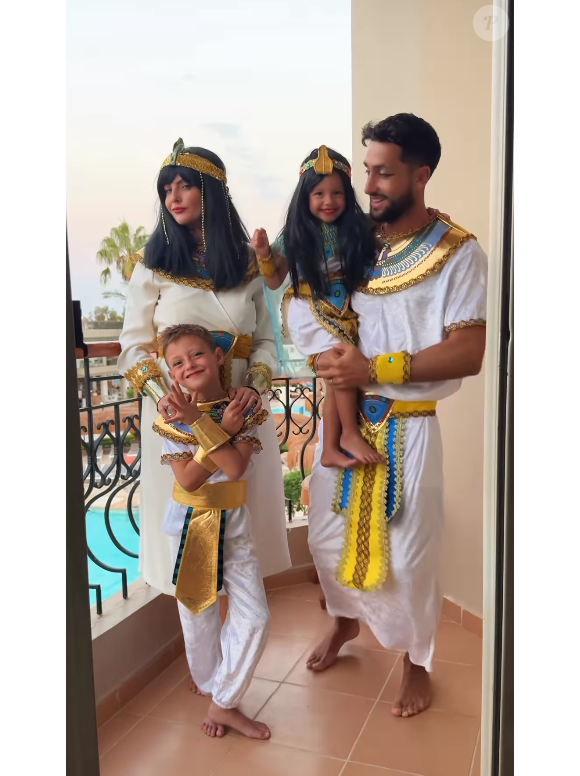 Partie en voyage en Egypte avec sa famille, elle a suscité l'intervention de la police.
Julia Flabat a accueilli deux enfants avec son compagnon de longue date Eddy Papeo, Edan et Ella. Instagram