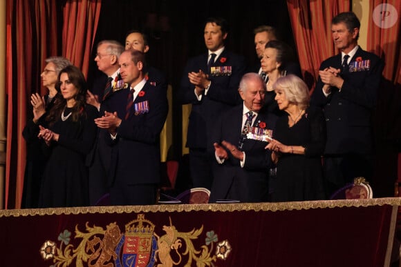 Catherine Kate Middleton, princesse de Galles, le prince William, prince de Galles, Le roi Charles III d'Angleterre et Camilla Parker Bowles, reine consort d'Angleterre, la princesse Anne - La famille royale assiste au Royal British Legion Festival of Remembrance au Royal Albert Hall à Londres le 11 novembre 2023. 