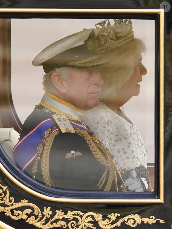 Le roi Charles III d'Angleterre et Camilla Parker Bowles, reine consort d'Angleterre, de retour à Buckingham Palace après le premier "discours du trône" devant la chambre des Lords au palais de Westminster à Londres, le 7 novembre 2023. 