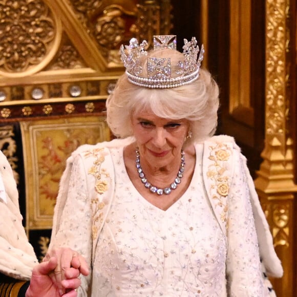 Le roi Charles III d'Angleterre et Camilla Parker Bowles, reine consort d'Angleterre, quittent Buckingham Palace avant le premier "discours du trône" devant la chambre des Lords au palais de Westminster à Londres, le 7 novembre 2023. 