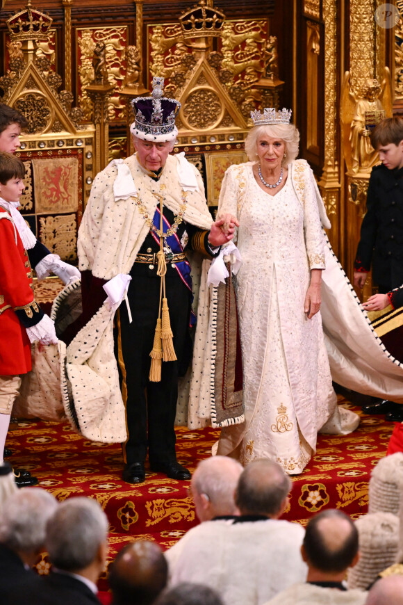 Le roi Charles III d'Angleterre et Camilla Parker Bowles, reine consort d'Angleterre, quittent Buckingham Palace avant le premier "discours du trône" devant la chambre des Lords au palais de Westminster à Londres, le 7 novembre 2023. 
