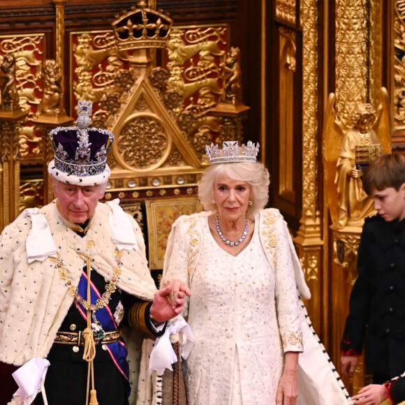 Le roi Charles III d'Angleterre et Camilla Parker Bowles, reine consort d'Angleterre, quittent Buckingham Palace avant le premier "discours du trône" devant la chambre des Lords au palais de Westminster à Londres, le 7 novembre 2023. 