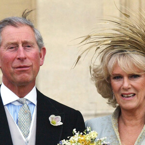 Le prince Charles et Camilla Parker Bowles, duchesse de Cornouailles, à la sortie de la chapelle St Georges à Windsor le jour de leur mariage. Le 9 avril 2005 