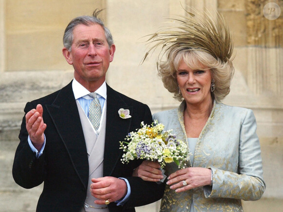 Le prince Charles et Camilla Parker Bowles, duchesse de Cornouailles, à la sortie de la chapelle St Georges à Windsor le jour de leur mariage. Le 9 avril 2005 
