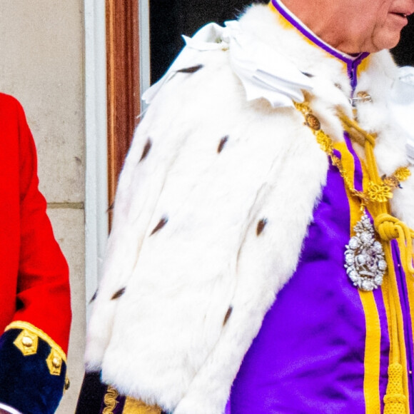 Le roi Charles III d'Angleterre et Camilla Parker Bowles, reine consort d'Angleterre - La famille royale britannique salue la foule sur le balcon du palais de Buckingham lors de la cérémonie de couronnement du roi d'Angleterre à Londres le 5 mai 2023. 