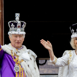 Aujourd'hui, Charles III est très heureux aux côtés de Camilla, devenue la reine à ses côtés.
Le roi Charles III d'Angleterre et Camilla Parker Bowles, reine consort d'Angleterre - La famille royale britannique salue la foule sur le balcon du palais de Buckingham lors de la cérémonie de couronnement du roi d'Angleterre à Londres le 5 mai 2023.