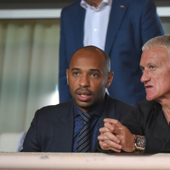 "Titi (Thierry Henry) a fait sa carrière à l'étranger, il a, un peu, pris ses distances avec la France", poursuit ce proche
 
Thierry Henry, Didier Deschamps - Match de football entre l'AS Monaco et l'Atlético de Madrid lors de la 1ère journée de Ligue des champions au stade Louis-II à Monaco le 18 septembre 2018. L'Atlético de Madrid a battu l'AS Monaco sur le score de 2 buts à 1. © Lionel Urman/Bestimage