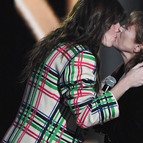 Lou Doillon et sa mère Jane Birkin s'embrassent - 36ème édition des Victoires de la Musique à la Seine Musicale à Boulogne-Billancourt, France, le 12 février 2021. © Coadic Guirec/Bestimage 