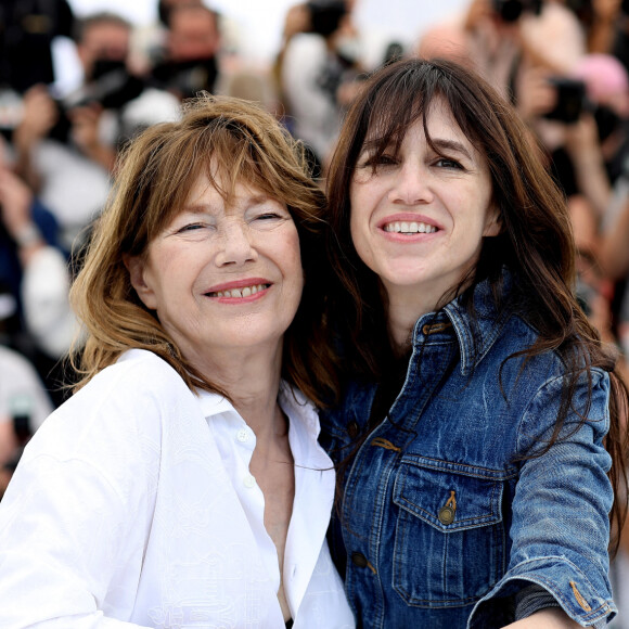 Une belle manière de lui rendre hommage.
Jane Birkin (habillée en Celine), Charlotte Gainsbourg au photocall du film Jane par Charlotte (Cannes première) lors du 74ème festival international du film de Cannes le 8 juillet 2021 © Borde / Jacovides / Moreau / Bestimage 