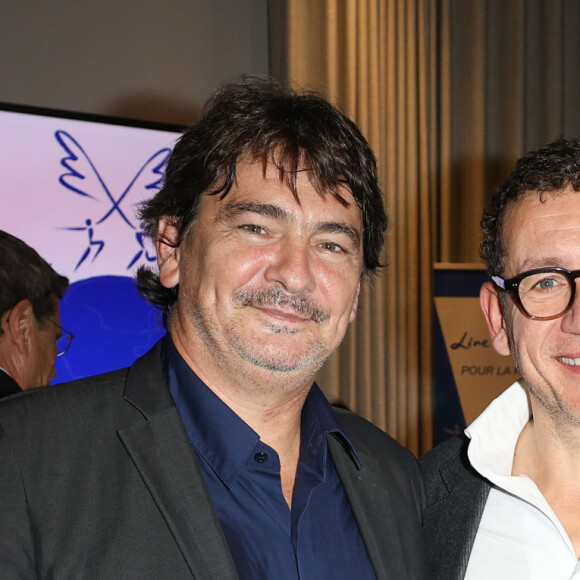 Exclusif - Le Professeur François Pattou, directeur du laboratoire de Recherche translationnelle sur le diabète avec sa femme et Dany Boon - Remise du prix "Fonds de dotation Line Renaud-Loulou Gasté" pour la recherche médicale à la Maison de la Recherche à Paris le 15 novembre 2023. © Coadic Guirec/Bestimage 