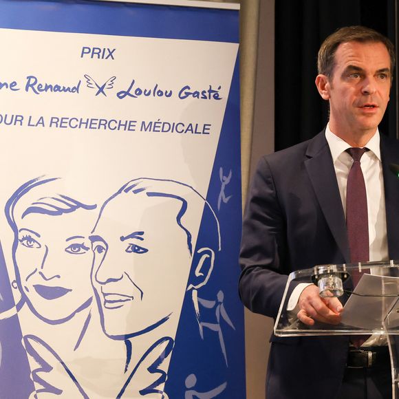 Exclusif - Olivier Véran - Remise du prix "Fonds de dotation Line Renaud-Loulou Gasté" pour la recherche médicale à la Maison de la Recherche à Paris le 15 novembre 2023. © Coadic Guirec/Bestimage 