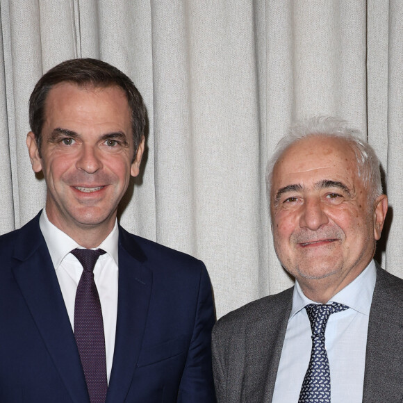 Exclusif - Olivier Véran et Guy Savoy - Remise du prix "Fonds de dotation Line Renaud-Loulou Gasté" pour la recherche médicale à la Maison de la Recherche à Paris le 15 novembre 2023. © Coadic Guirec/Bestimage 