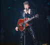 Johnny Hallyday en concert avec sa guitare en 1984 au Zenith.