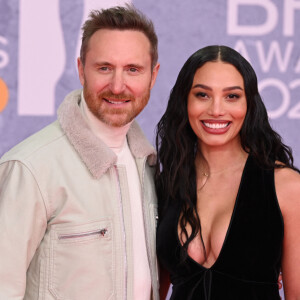 David Guetta et sa compagne Jessica Ledon au photocall de la soirée des BRIT Awards 2022 à l'O2, Peninsula Square de Londres, Royaume Uni, le 8 février 2022.