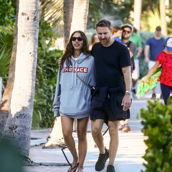 David Guetta et sa compagne Jessica Ledon se baladent en amoureux le long de la plage de Miami en Floride, le 20 novembre 2019