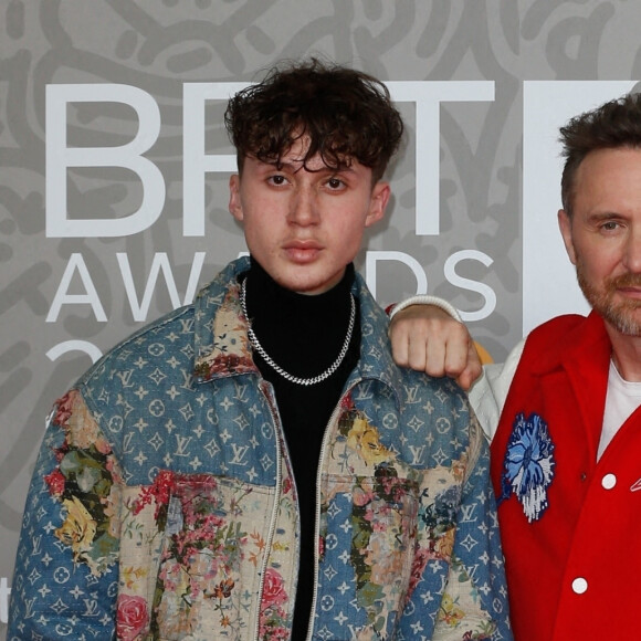 David Guetta et son fils Elvis au photocall de la cérémonie des Brit Awards 2023 à l'O2 Arena à Londres le 11 février 2023.