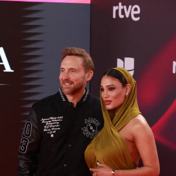 "Nous avons une grande nouvelle pour vous !!!! La plus importante sortie de l'année", a-t-il écrit en légende d'une photo de lui et Jessica, le ventre rond, sur le tapis rouge de la cérémonie
David Guetta et sa compagne Jessica Ledon, enceinte, lors du photocall de la cérémonie des "Latin Grammy Awards 2023" à Séville, le 16 novembre 2023.