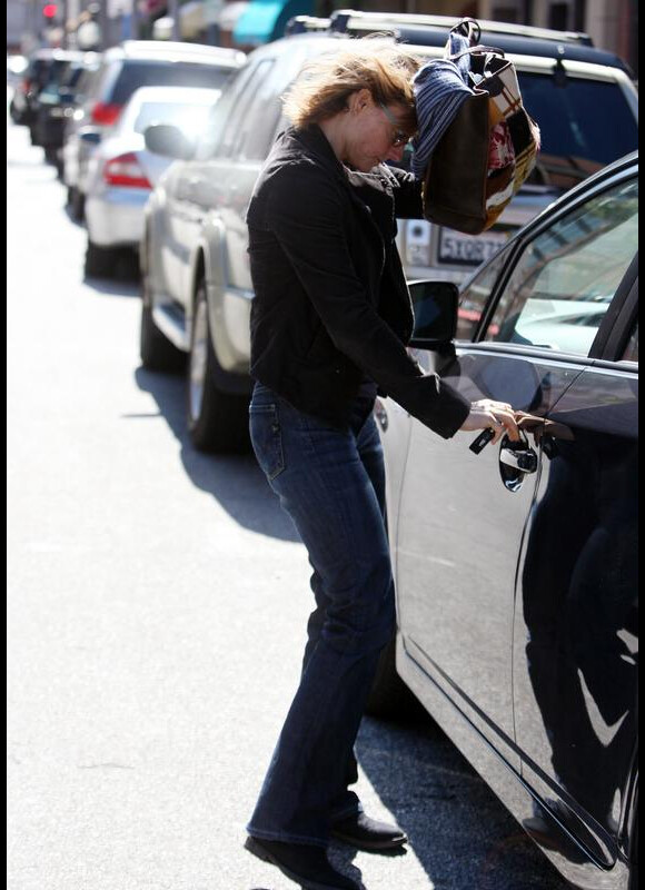 Jodie Foster, photographiée dans les rues de Los Angeles, le 9 mars, conduisant sa voiture... et tentant d'échapper aux paparazzi.