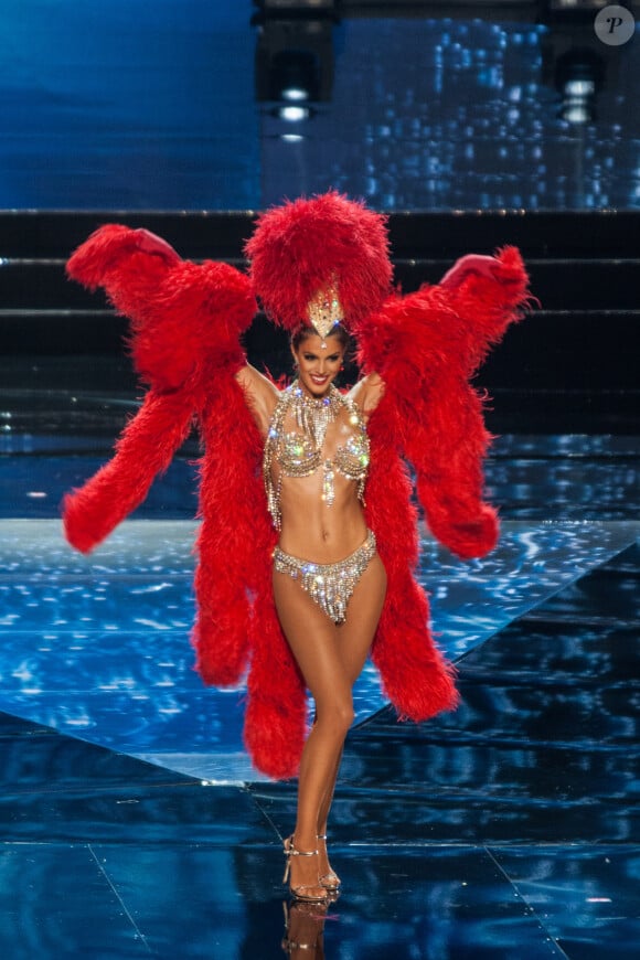 En 2016, Iris Mittenaere avait aussi porté une tenue inspirée par les danseuses du Moulin Rouge. Véritable apparition, elle avait remporté la victoire.
Iris Mittenaere (Miss France 2016) dans un costume ultra sexy de danseuse du Moulin Rouge lors de l'élection de Miss Univers 2017 à la salle omnisports Mall of Asia Arena à Pasay, Chili, le 26 janvier 2017. 