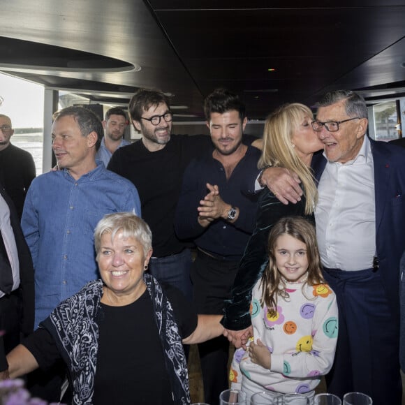 De nombreux amis du producteur ont pu profiter de la fête
Exclusif - Laurent Gerra, Marc-Olivier Fogiel, Mimie Mathy, Louise Coullier (Fille de Nicolas), Eric Jeanjean, Vincent Niclo, Isabelle Camus et son père Jean-Claude Camus, Dinh Thien Ngo - Anniversaire pour ses 85 ans de Jean-Claude Camus avec ses proches et sa famille sur la péniche "Bel Ami" à Paris. Le 29 octobre 2023 © Cyril Moreau / Bestimage 