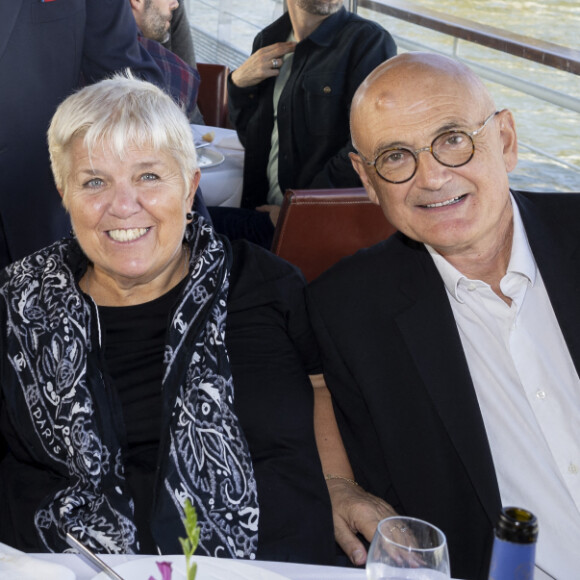 La fête était organisée sur la péniche "Bel Ami"
Exclusif - Stéphanie Fugain, Vincent Niclo, Jean-Claude Camus, Mimie Mathy et son mari Benoist Gérard - Anniversaire pour ses 85 ans de Jean-Claude Camus avec ses proches et sa famille sur la péniche "Bel Ami" à Paris. © Cyril Moreau / Bestimage 