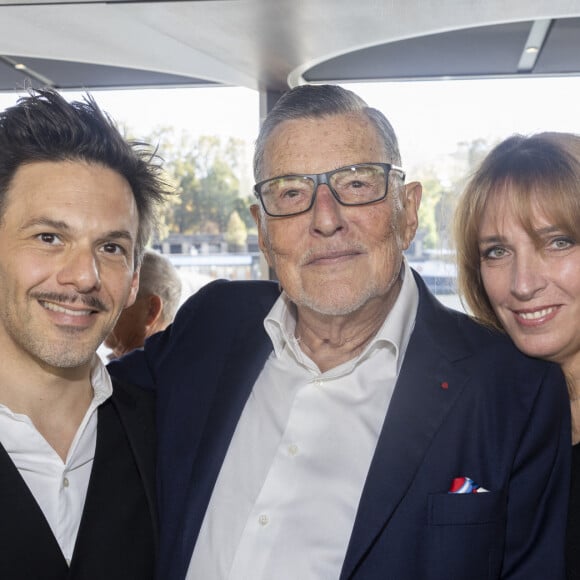 Exclusif -  Jean-Claude Camus entouré de Stéfanie Jarre et son compagnon Laurent Arcaro - Anniversaire pour ses 85 ans de Jean-Claude Camus avec ses proches et sa famille sur la péniche "Bel Ami" à Paris. Le 29 octobre 2023 © Cyril Moreau / Bestimage 