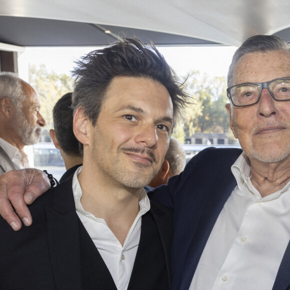 Exclusif -Jean-Claude Camus entouré de Stéfanie Jarre et son compagnon Laurent Arcaro - Anniversaire pour ses 85 ans de Jean-Claude Camus avec ses proches et sa famille sur la péniche "Bel Ami" à Paris. Le 29 octobre 2023 © Cyril Moreau / Bestimage 