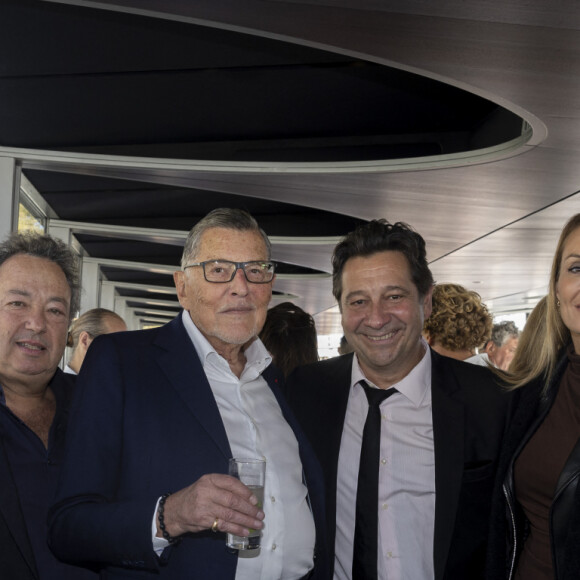 Exclusif - Karine Jeanjean, Catherine Battner, Frédéric Jérôme (Directeur du Casino de Paris), Jean-Claude Camus, Laurent Gerra et sa femme Christelle Bardet, Eric Jeanjean - Anniversaire pour ses 85 ans de Jean-Claude Camus avec ses proches et sa famille sur la péniche "Bel Ami" à Paris. Le 29 octobre 2023 © Cyril Moreau / Bestimage 